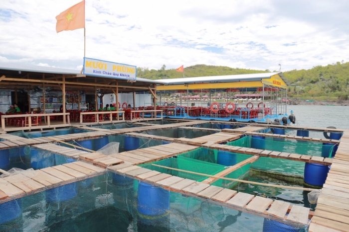 Muoi&lrm; Phung floating&lrm; restaurant is a must for your 2 days in Nha Trang