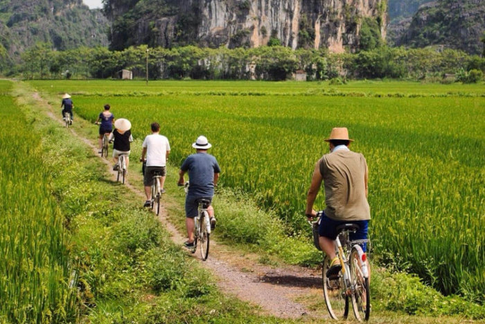If you cycle in Tam Coc, remember to bring a hat or long-sleeved clothing to avoid heatstroke