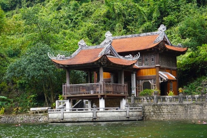 The hidden pagodas among the mountains create a calm and spiritual ambiance