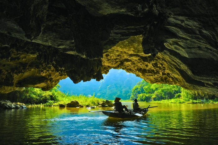 Boat descent to discover the caves in Tam Coc
