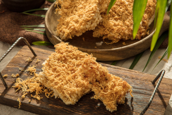 What to eat in Tam Coc? Try Com Chay, one of Ninh Binh’s specialties.