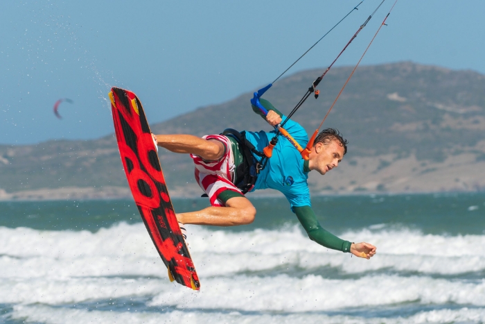 Take kitesurfing lessons in Mui Ne