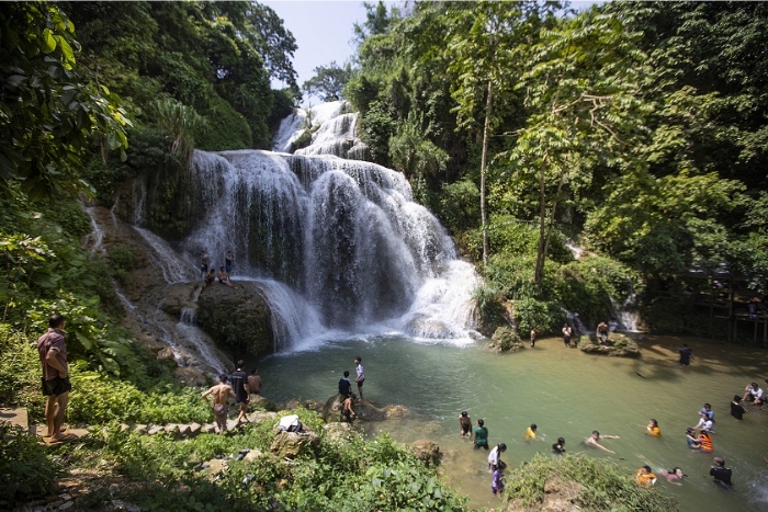 Mu waterfall in Pu Luong 