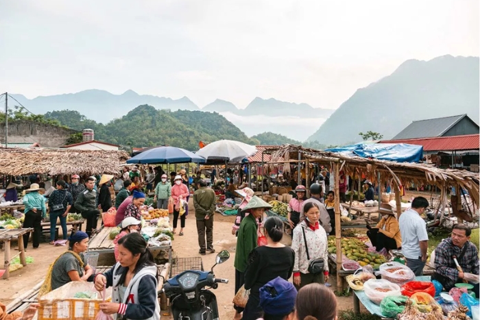 Visit Pho Doan market, top things to do Pu Luong Vietnam 