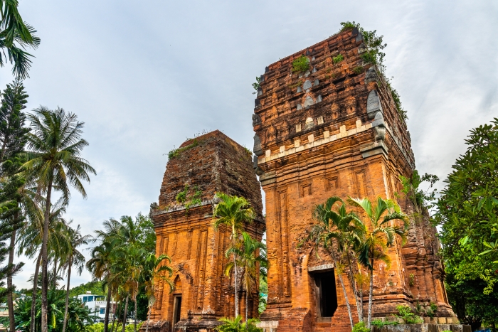 Twin Cham&lrm; Towers in Quy&lrm; Nhon 2 days with family