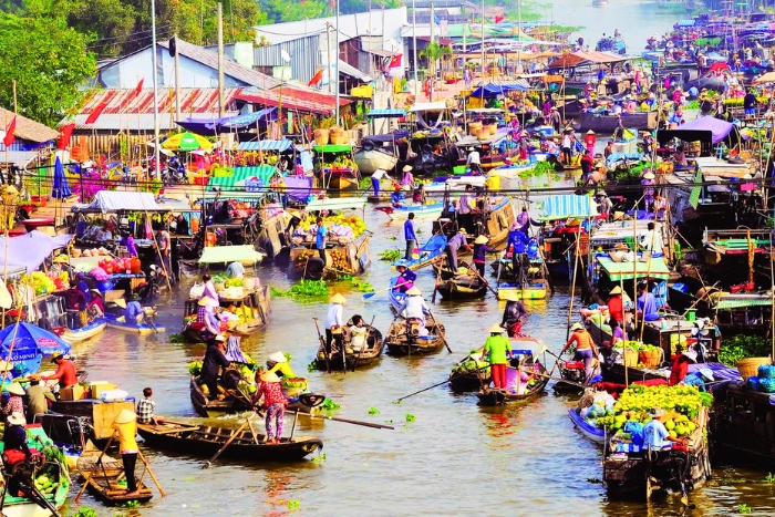Colorful charm of Cai Be floating market life