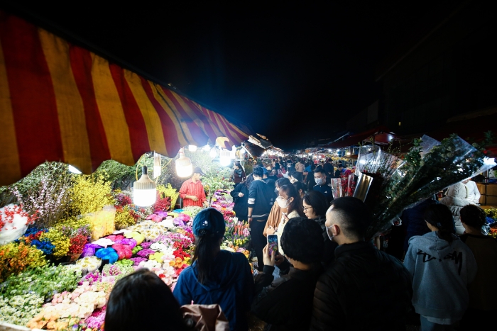 Quang An flower market becomes very lively in the days before Tet