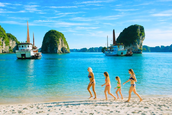 Short stay in Vietnam at Halong Bay during a family travel to Vietnam