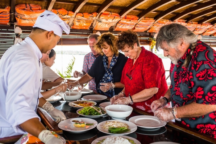 Cuisine demonstration on Le Jaraï cruise 