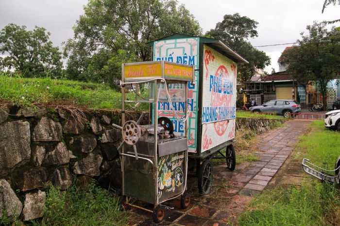 Travel spot to avoid in Hue – Overpriced street vendors around the Citadel 