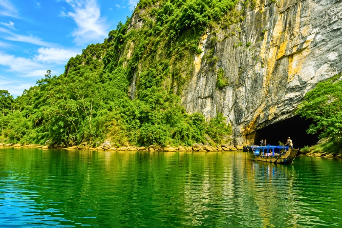 Adventure in Phong Nha Cave: Freshness and spectacular landscapes