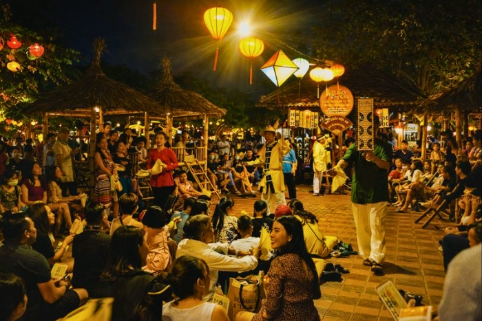 Festive atmosphere around B&agrave;i Ch&ograve;i games in Hoi An