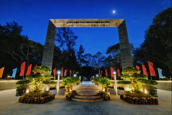 Paying respects at Hang Duong during Tet, one of the calm destinations in Vietnam