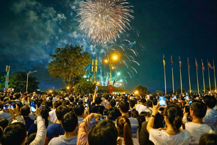 Gathered under fireworks, a symbol of traveling to Vietnam during Tet