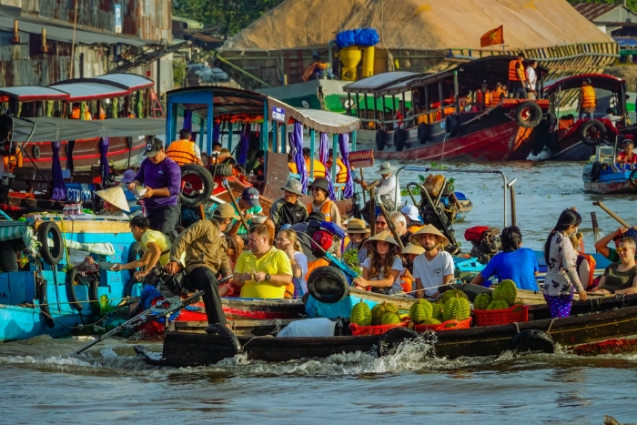 Immersing in the daily life of the Mekong, at the peaceful rhythm of its inhabitants