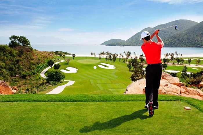 Playing golf at Vinpearl Golf Club – Memorable moments of the 4-day Nha Trang golf package