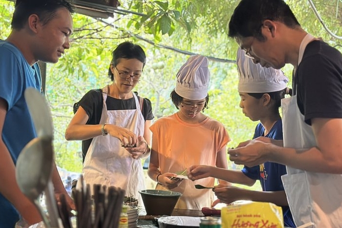 Join Vietnamese cooking classes