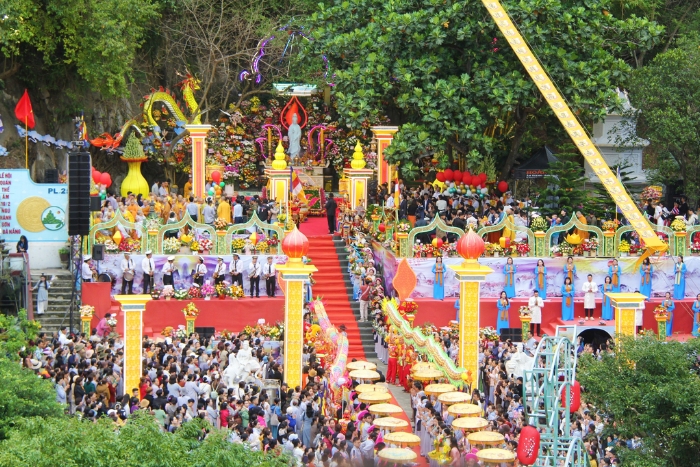 Quan&lrm; The Am Festival at&lrm; the foot&lrm; of&lrm; Ngu Hanh Son&lrm; as a spiritual holiday Vietnam