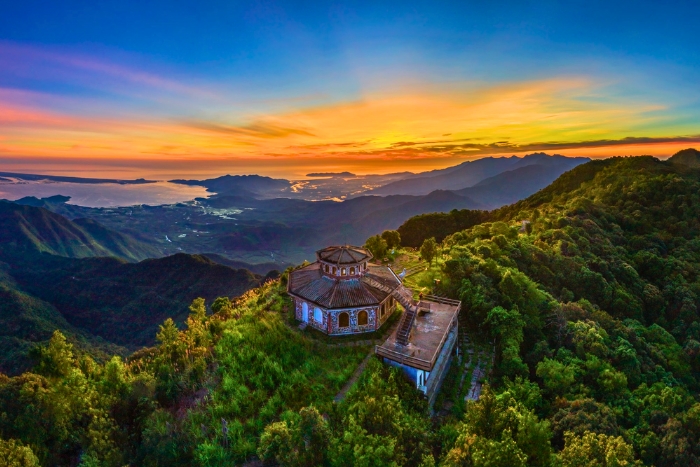 Evening colors settle over Bach Ma highlands