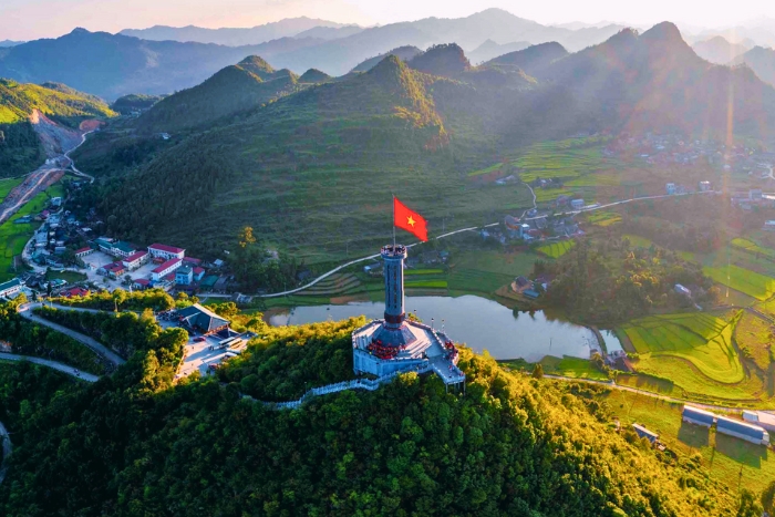 Trekking across Dong Van plateau highlights limestone ridges