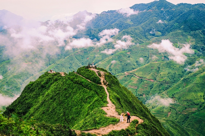 Clear weather in Vietnam in April frames Ta Xua views