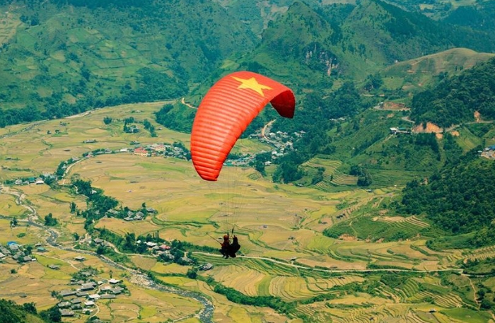 Experience paragliding in Khau Pha Pass