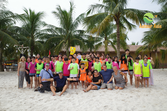 Humanitarian activities at Hanoi VinWonders Water Park with French volunteers