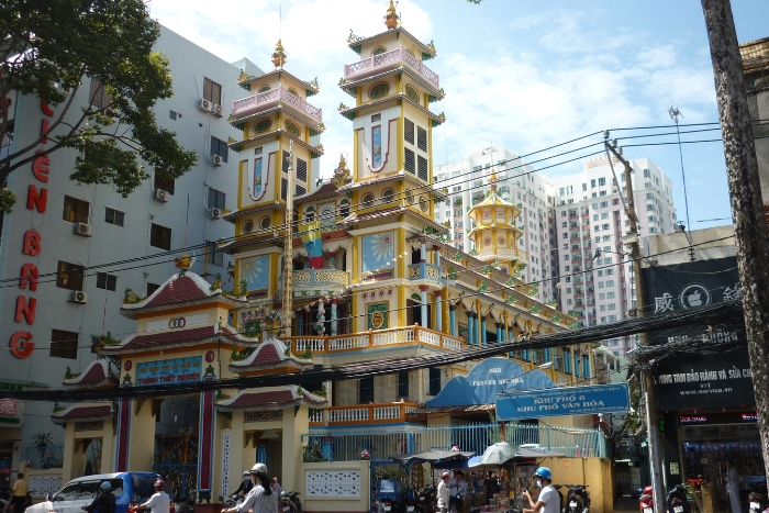 Cao Dai temple of Sai Gon - discover Caodaism in Vietnam in an urban setting