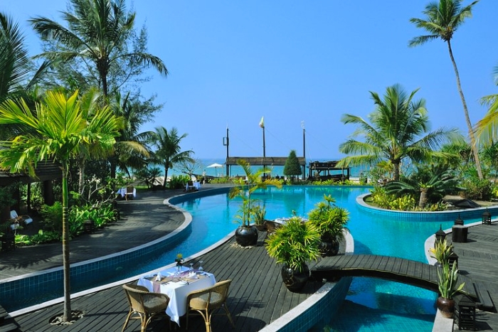 The infinity pool of Aureum Palace Hotel & Resort Ngapali facing the calm ocean