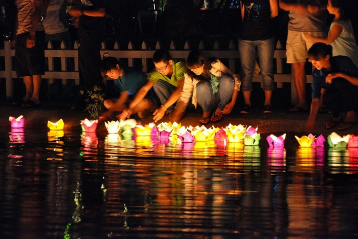 Floating lanterns on the Hoai River - An unforgettable memory for your honeymoon