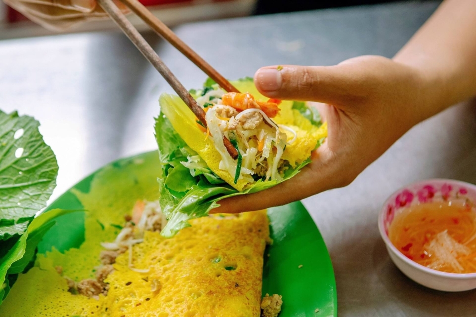 How to eat Bánh Xèo